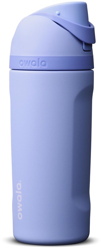 Lichtblauwe Owala FreeSip fles met paarse dop. 'Owala' logo op de fles.
