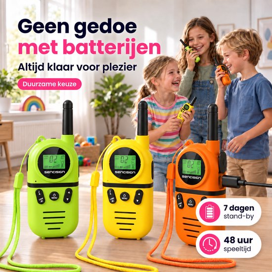 Drie kinderen lachen en spelen met oplaadbare Sencision walkie talkies in groen, geel en oranje. 'Geen gedoe met batterijen' staat erboven.