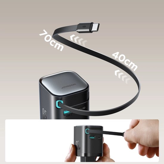 Zwarte 65W GaN-oplader met een intrekbare kabel van 70 cm en een hand die de kabel uittrekt.