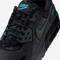 Detailopname van de zwarte veters, tong en kraag van de Nike Air Max 90 sneaker met turquoise Nike-logo.