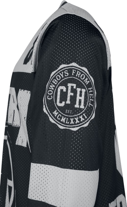 Detail van de zijkant van het hockeyshirt met een rond 'COWBOYS FROM HELL EST. MCMLXXXI' logo op de zwarte mouw.