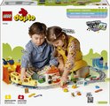 Doos van LEGO DUPLO Grote interactieve buurttrein met twee kinderen die met de set spelen.