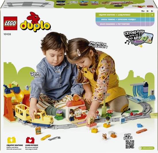 Doos van LEGO DUPLO Grote interactieve buurttrein met twee kinderen die met de set spelen.