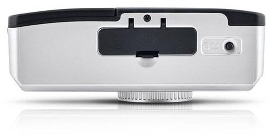 Onderkant van de AgfaPhoto camera, zilverkleurig met batterijklepje en statiefaansluiting.