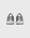 Achterkant van grijze Saucony Ride Millennium sneakers met 'GRID' tekst op de witte tussenzool.
