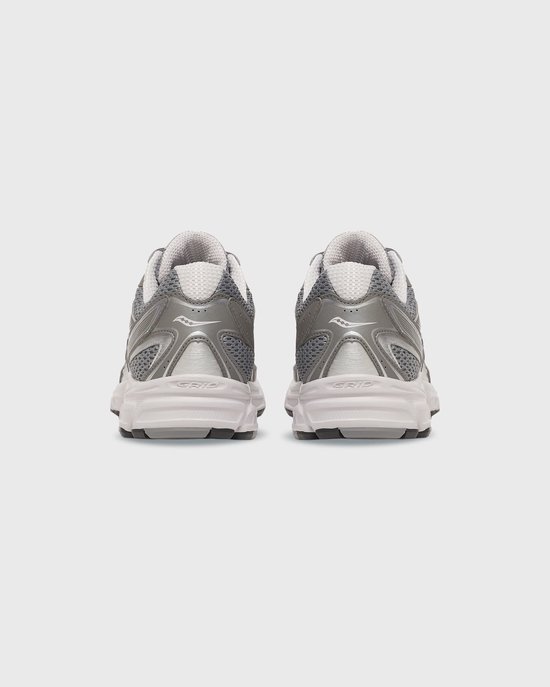 Achterkant van grijze Saucony Ride Millennium sneakers met 'GRID' tekst op de witte tussenzool.