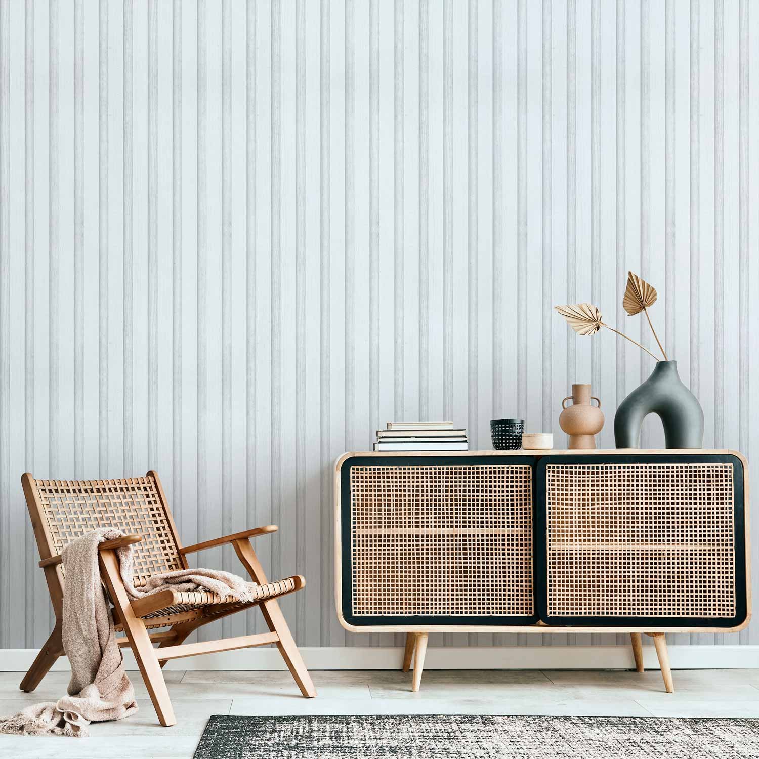 Behang - Wooden Texture - Symmetrical vertical lines on a white background.