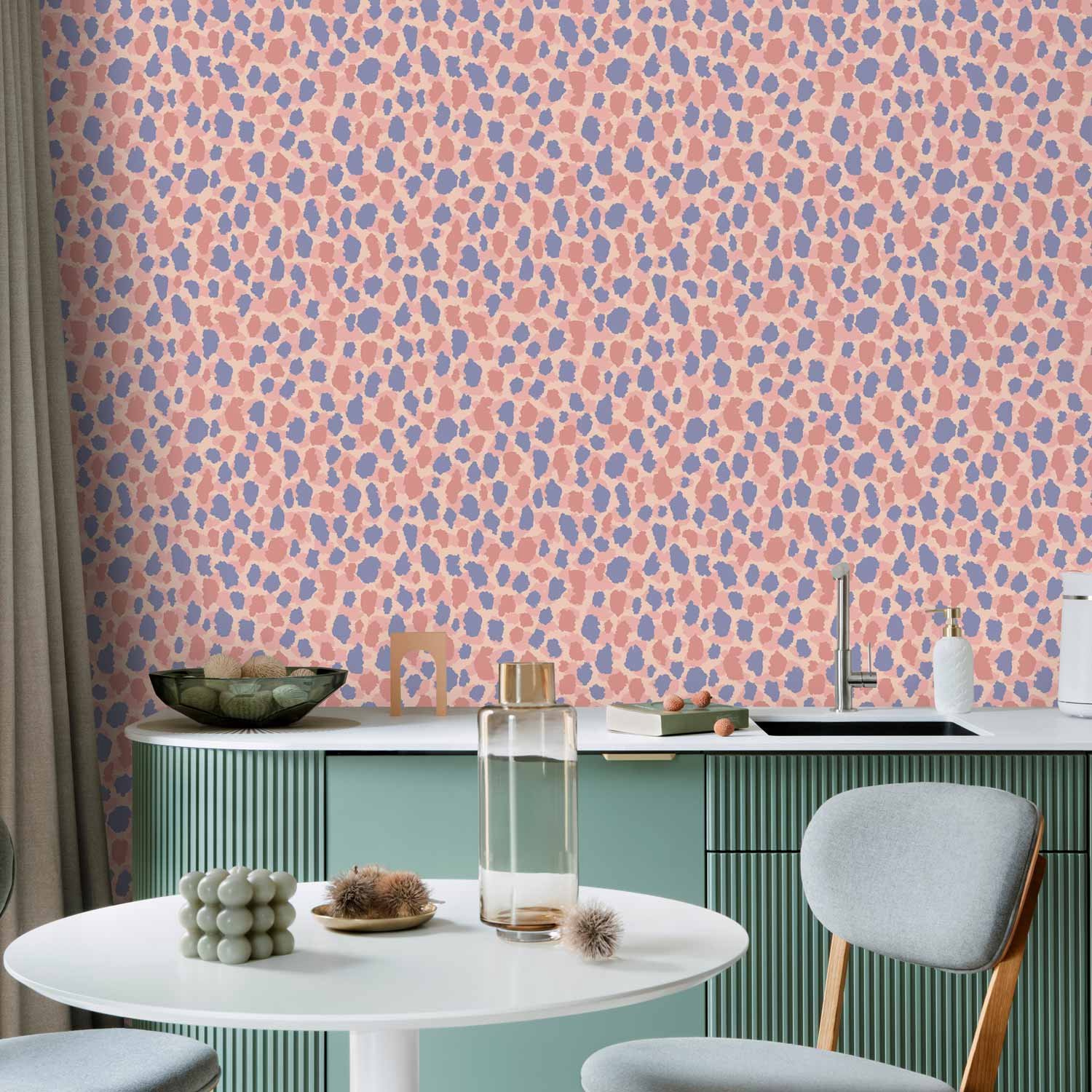 Behang - Giraffe Pattern - colorful animal pattern in blue-pink spots.