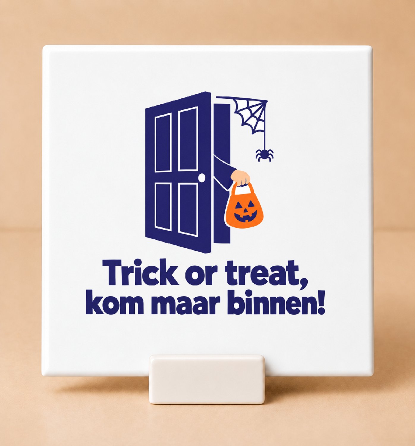 Bedruk King Strakke Halloween Tegel ‘Trick or Treat, kom maar binnen!’ – Scandinavisch minimalistisch deurdecor voor liefhebbers van stijlvolle herfstsf - 15 x 15 cm met houder Wit