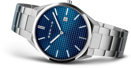 Zilverkleurig horloge met een blauwe wijzerplaat met ruitpatroon en datumvenster.