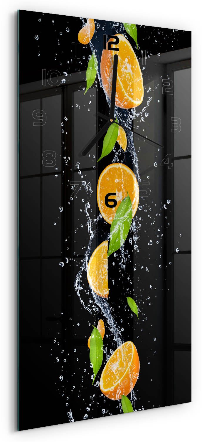 Tulup Wandklok - Sinaasappels en water Glazen Klok Met Print - 30x60 cm - Oranje Wandklok Glas Met Motief - Zwarte handen - Rechthoekige Klok - Wandklok Glas Decoratie - Gekleurde Glazen Klok