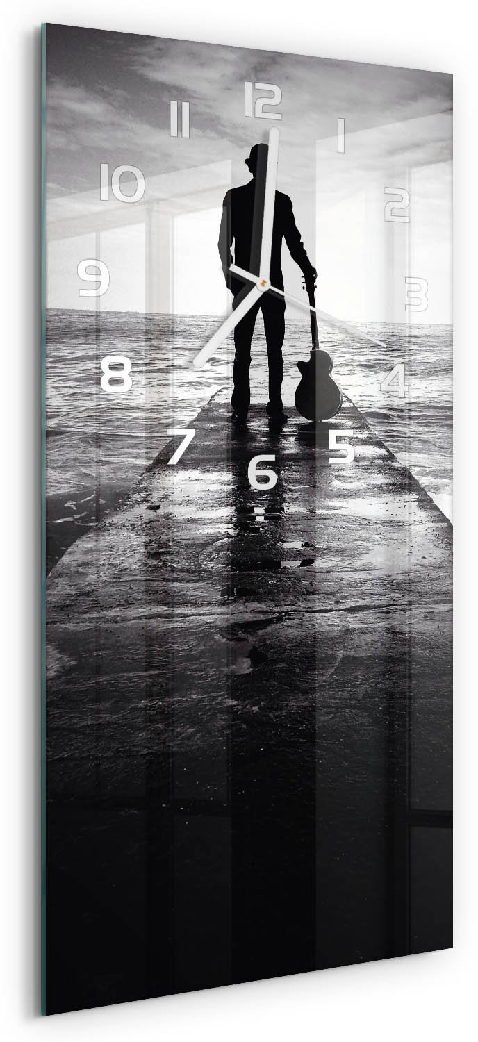 Tulup Wandklok - Gitarist op de pier Glazen Klok Met Print - 30x60 cm - Zwart-wit Wandklok Glas Met Motief - Witte handen - Rechthoekige Klok - Wandklok Glas Decoratie - Gekleurde Glazen Klok