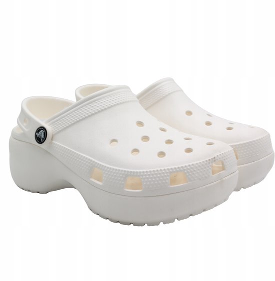 Witte Crocs Classic Platform Clogs, van de voorkant bekeken, met ronde neus en dikke zool.