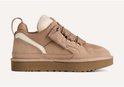 Zijaanzicht van een lichtbruine UGG Lowmel sneaker met brede veters, pluizige kraag en dikke zool.