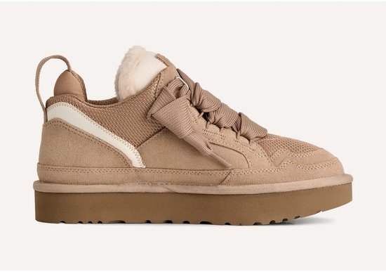 Zijaanzicht van een lichtbruine UGG Lowmel sneaker met brede veters, pluizige kraag en dikke zool.