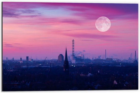 Dibond - Paars Roze Lucht met Maan boven Stad - 60x40cm Foto op Aluminium (Met Ophangsysteem)