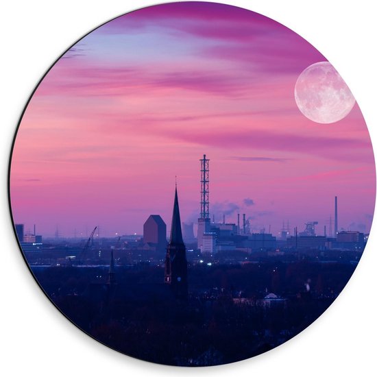 Dibond Wandcirkel - Paars Roze Lucht met Maan boven Stad - 30x30cm Foto op Aluminium Wandcirkel (met ophangsysteem)