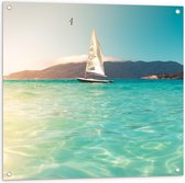Tuinposter – Zeilboot op Blauwe Zee - 80x80cm Foto op Tuinposter  (wanddecoratie voor buiten en binnen)