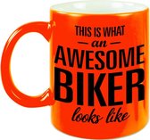This is what an awesome biker looks like cadeau mok / beker - 330 ml - neon oranje - verjaardag - kado mok / beker