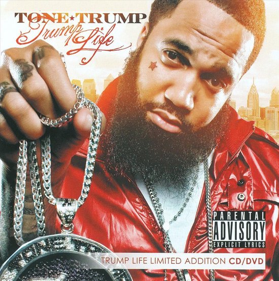 Tone Trump albumhoes met een man die een dikke ketting vasthoudt. Rode jas, tatoeages, baard. Tekst: Trump Life Limited Addition CD/DVD.