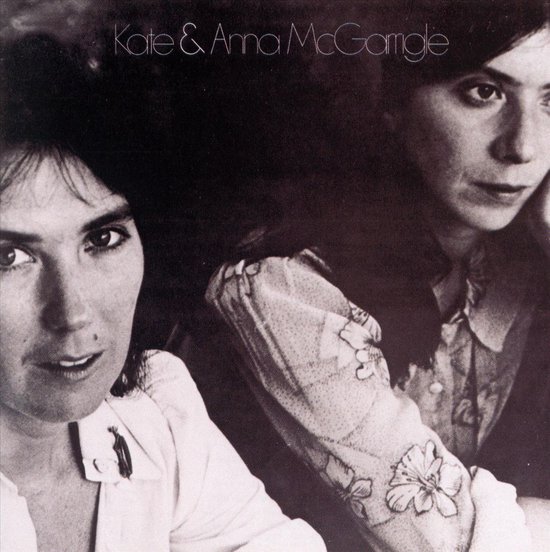 Kate en Anna McGarrigle met bloemenprint en witte blouse.