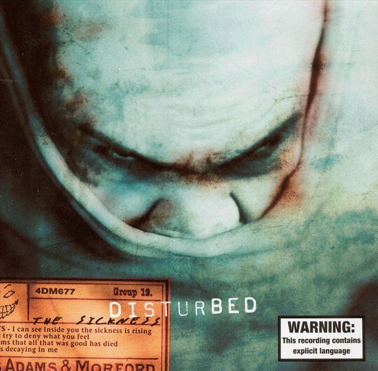 Disturbed - The Sickness album cover. Blauwe en groene tinten, close-up van een verontrust gezicht, met de titel 'The Sickness' en een waarschuwing voor expliciete taal.