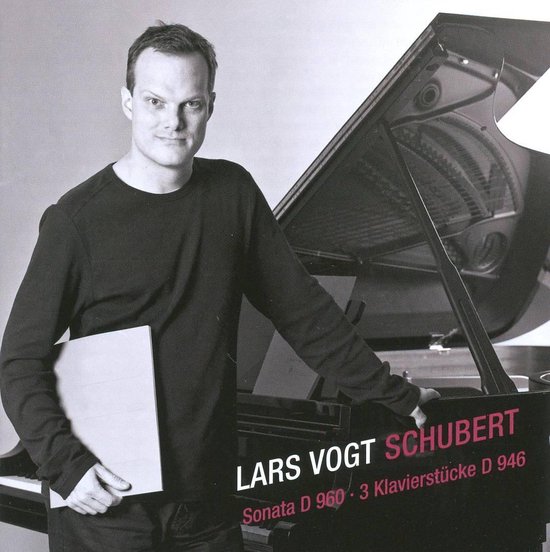 Een man met een donkere trui staat naast een vleugel, met een map in zijn hand. Tekst: LARS VOGT SCHUBERT Sonata D 960 3 Klavierstücke D 946