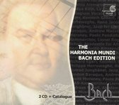 Boek met "Harmonia Mundi Bach Edition" en "2 CD + Catalogue" op de voorgrond. Licht vervaagd portret op de achtergrond.