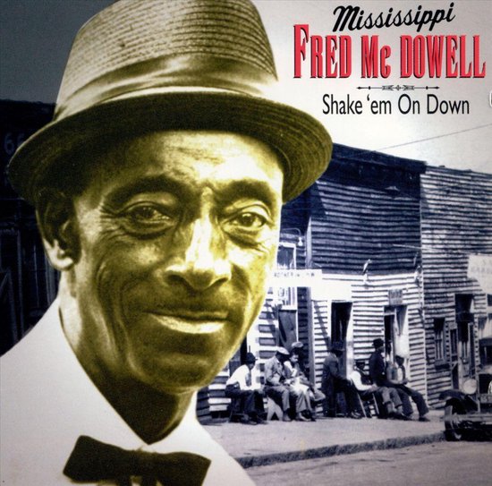 Albumhoes met close-up van Fred McDowell met hoed en strikje. Achtergrond: een straat met gebouwen en zittende mensen.
