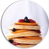 Dibond Wandcirkel - Mini Pancakes met Bessen en Aardbeien - 50x50cm Foto op Aluminium Wandcirkel (met ophangsysteem)