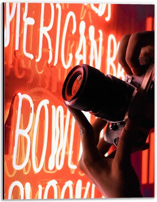 Dibond - Fotocamera bij Rode Neon Letters - 30x40cm Foto op Aluminium (Wanddecoratie van metaal)