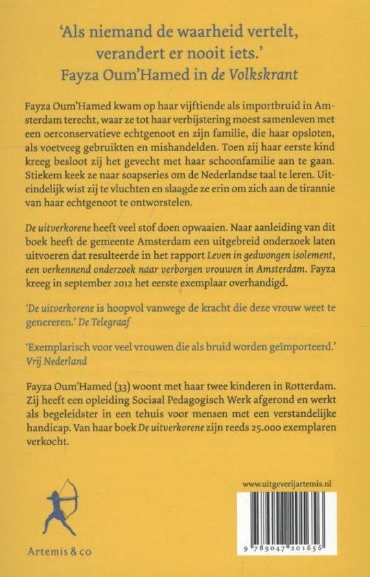 Achterkant van het boek 'De Uitverkorene' met tekst en een afbeelding van een boogschutter.