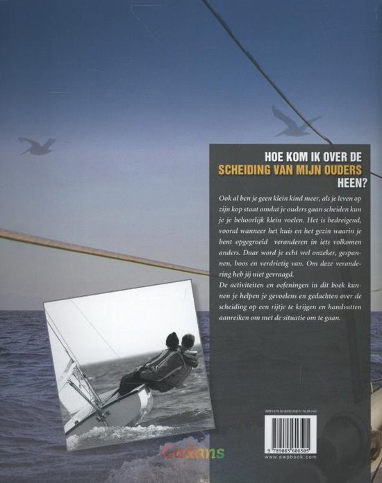 Achterkant boek 'Hoe kom ik over de scheiding van mijn ouders heen?' met de tekst uit het boek. Een foto van twee zeilboten op het water.