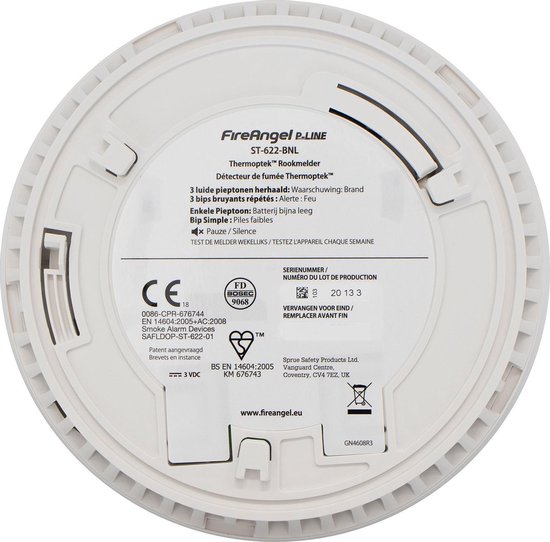 Onderkant van witte FireAngel ST-622 rookmelder met specificaties en keurmerken.