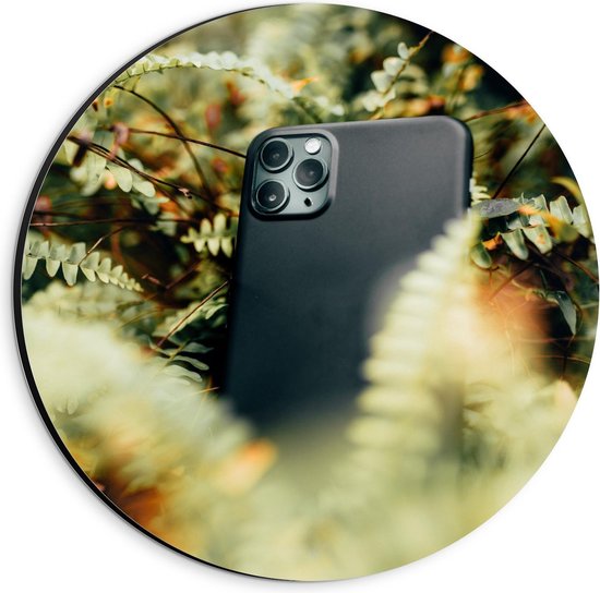 Dibond Wandcirkel - Telefoon tussen de Planten  - 20x20cm Foto op Aluminium Wandcirkel (met ophangsysteem)