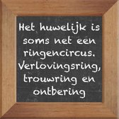 Wijsheden op krijtbord tegel over Huwelijk met spreuk :Het huwelijk is soms net een ringencircus Verlovingsring trouwring en ontbering