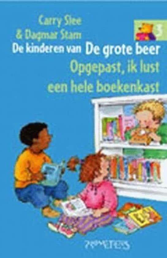 Kinderen lezen een boek bij een boeken kast.