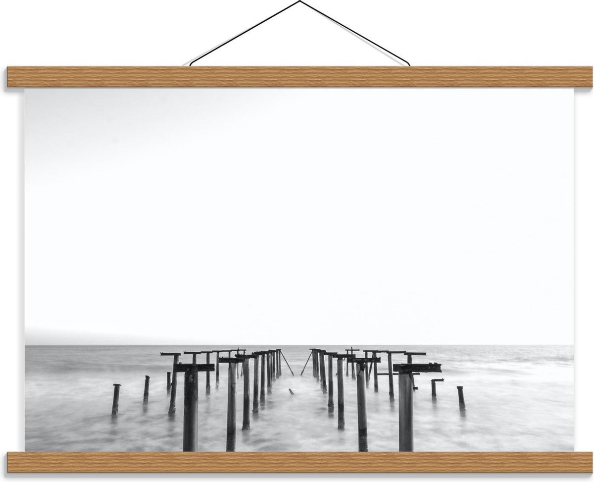 Schoolplaat – Palen in het Water Zwart - Wit - 60x40cm Foto op Textielposter (Wanddecorati