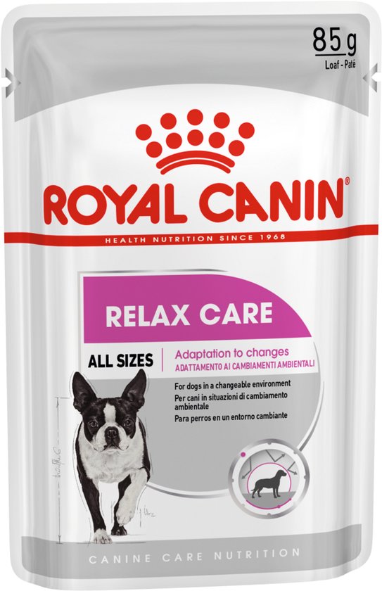 Verpakking Royal Canin Relax Care natvoer 85g voor honden in een veranderende omgeving, met Boston Terriër.
