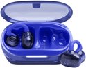 Blauwe JBL oordopjes met oorclips in een open blauwe oplader.