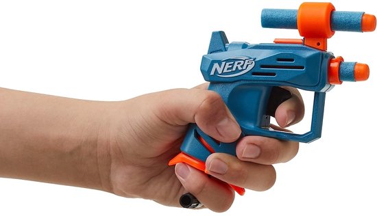 Hand met blauwe Nerf Elite 2.0 Ace SD-1 blaster met oranje details.