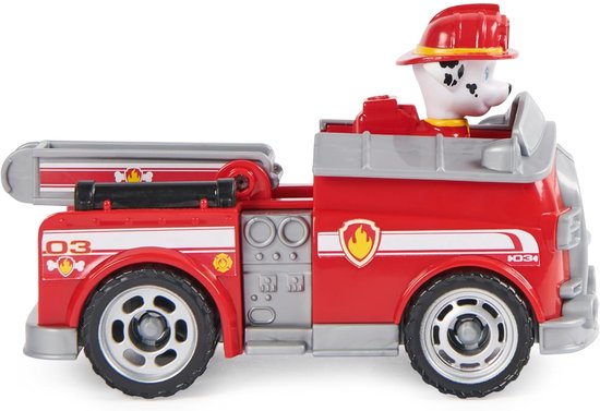 Zijaanzicht van rode Paw Patrol brandweerwagen met Marshall, met helm en rode kleding.