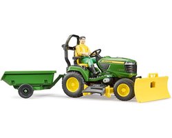 foto van Bruder John Deere zitmaaier met aanhanger en tuinman