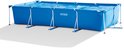 Blauw rechthoekig Intex zwembad met witte steunen, gevuld met water, op witte achtergrond.