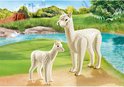 Wit PLAYMOBIL alpaca met jong bij een waterpartij.
