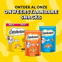Drie zakjes Catisfactions kattensnoepjes in geel, oranje en blauw. Tekst: 'Ontdek al onze onweerstaanbare snacks'.