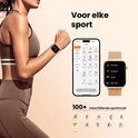 Vrouw draagt een roségouden smartwatch met Milanese band, terwijl een telefoon met sportmodi ernaast wordt getoond.