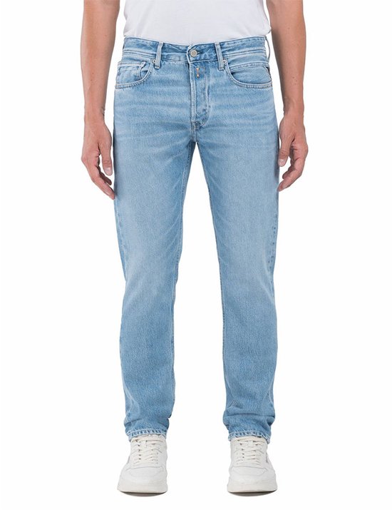 Jean Replay bleu clair pour homme, porté par un mannequin.