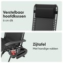 Close-up van zwarte ligstoel met verstelbaar hoofdkussen (6 cm dik) en zijtafel met bekerhouder.