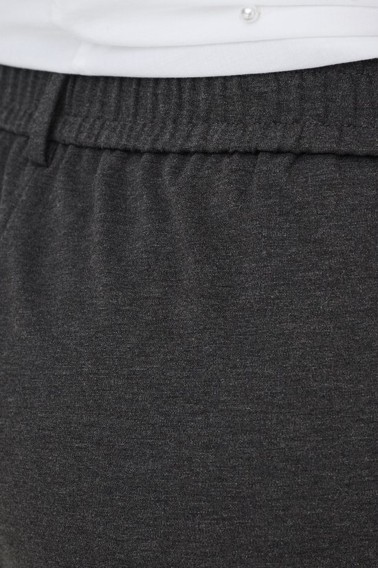 Detail van de donkergrijze stof met elastische tailleband.